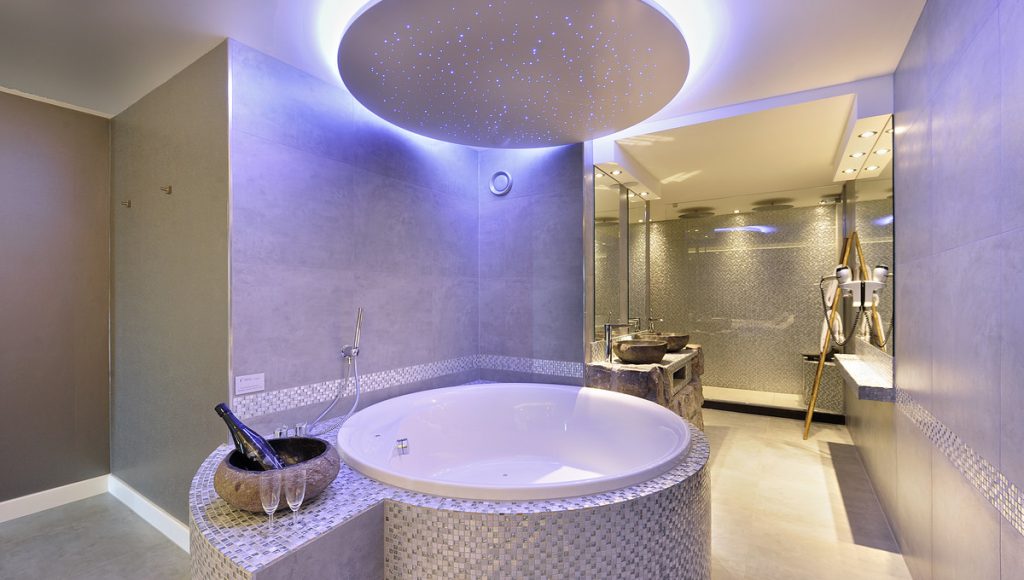 Luxe hotelkamer met kingsize bed en elegant ingerichte Van der Valk acties suite aanbieding