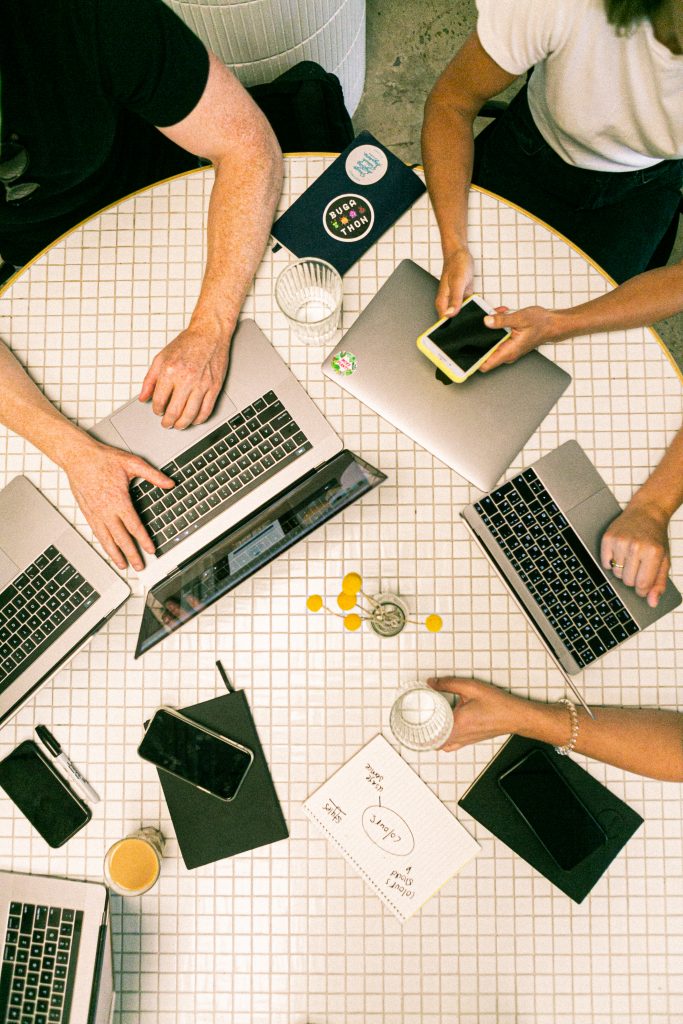Zakenman bestudeert specificaties bij het aanschaffen van laptops voor bedrijf op laptop scherm
