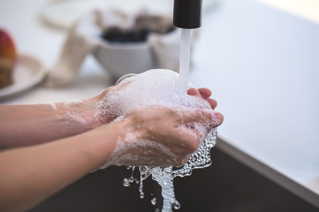 Werkstation met hygiene producten horeca voor desinfectie en veiligheid