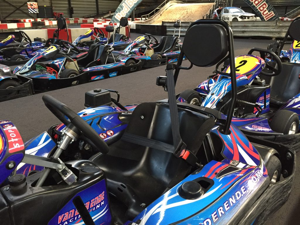 Veiligheidsmaatregel bij het karten nabij Delft in de indoorkartbaan van Van der Ende Racing Inn