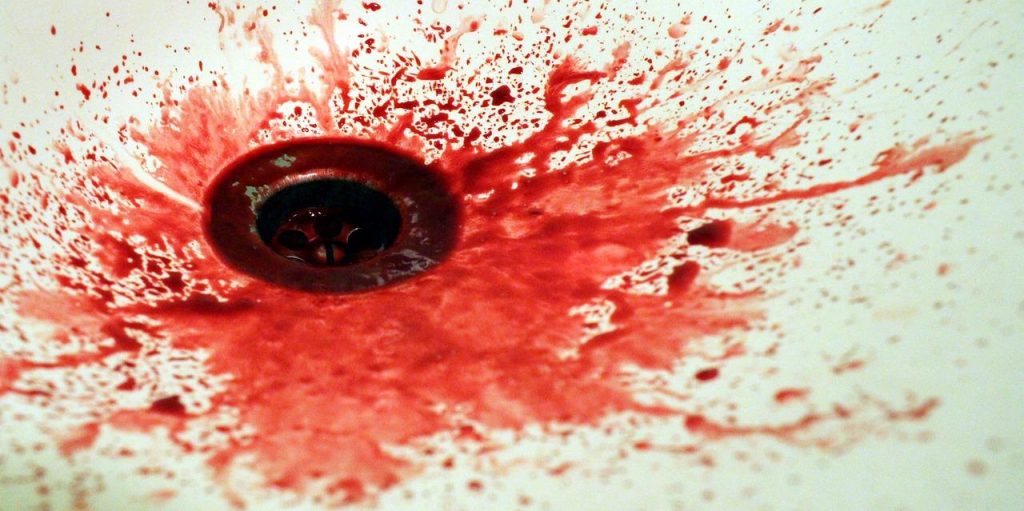 Demonstratie van veilige schoonmaak- en ontsmettingstechnieken bij dood en biohazard situaties