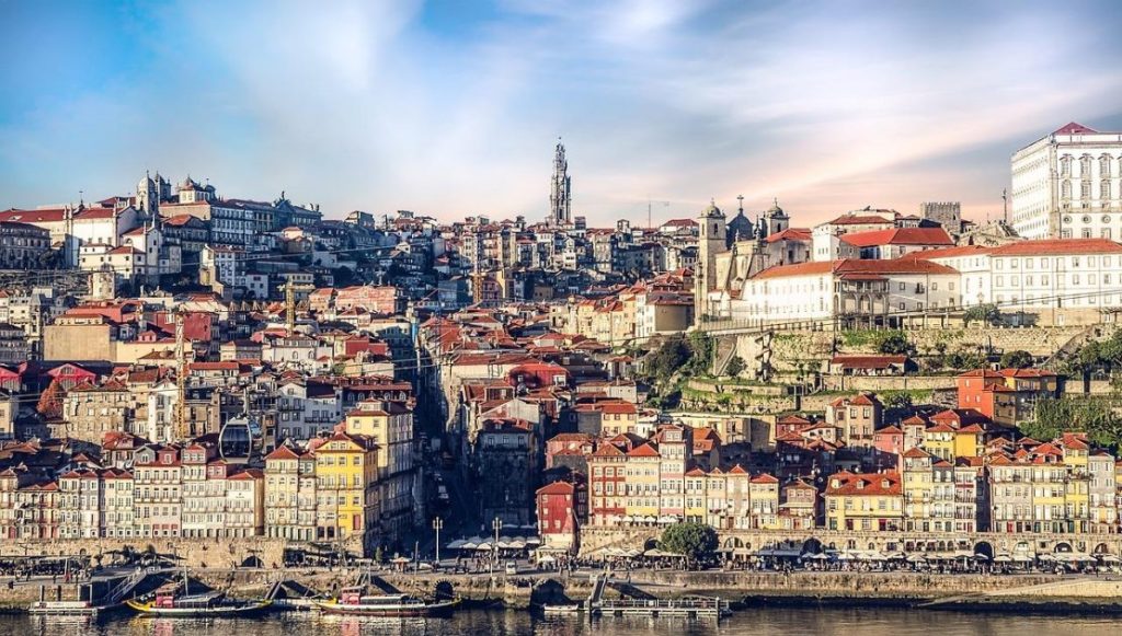 Porto bezienswaardigheden inclusief kleurrijke huizen en middeleeuwse gebouwen in het historische centrum aan de Douro-rivier