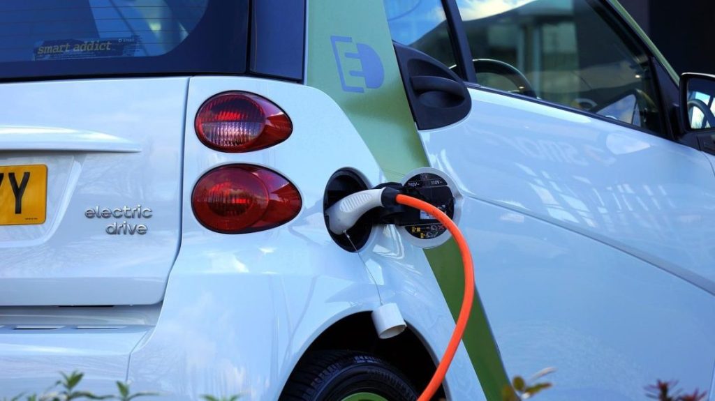 Type 1 en type 2 laadkabels voor elektrische auto's met verschillende ampère-sterktes uit het assortiment van Accu-Machine