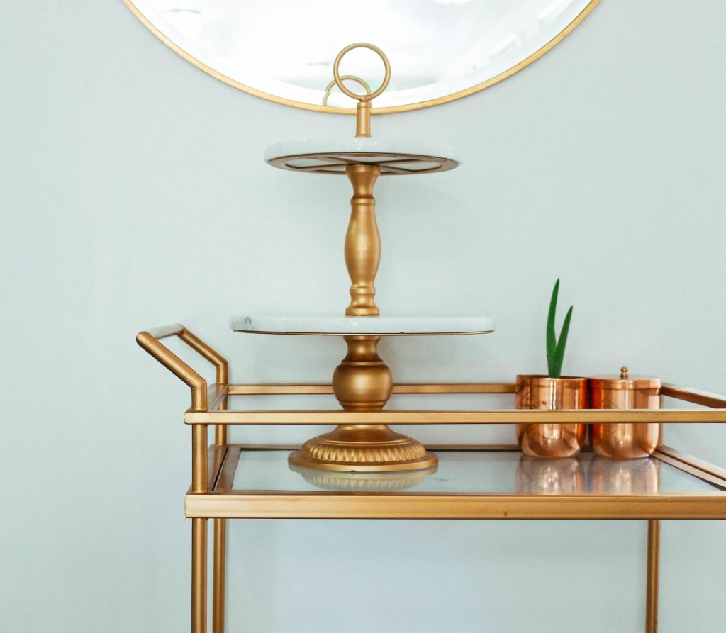 Luxe woonkamer met gouden woonaccessoires zoals spiegel en bijzettafel voor elegante interieurinrichting
