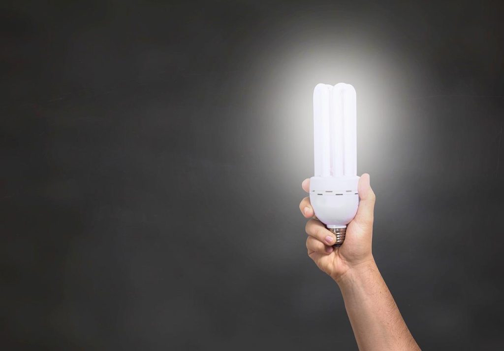 Warm en koel licht van lusters en lampen die natuurlijk licht nabootsen in een comfortabele woonkamer