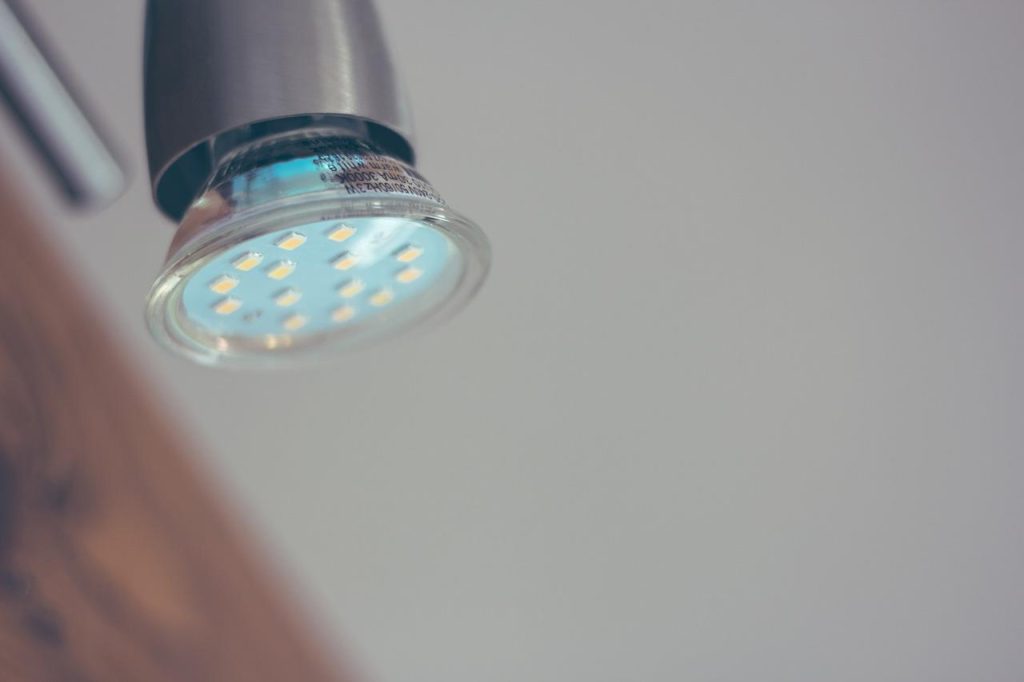Inbouwspots voor sfeerverlichting creëren warme, gezellige binnenverlichting in moderne interieur