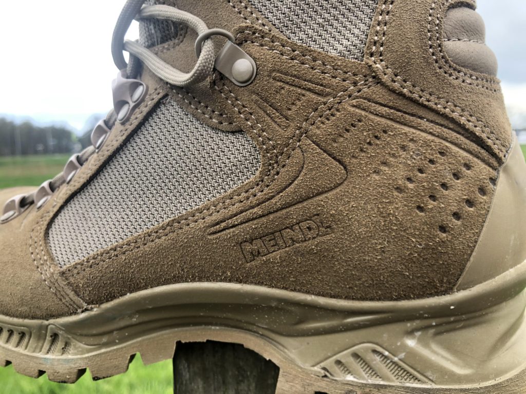 Close-up van hoogwaardige goede wandelschoenen dames met ademende materialen en demping voor Nijmeegse Vierdaagse