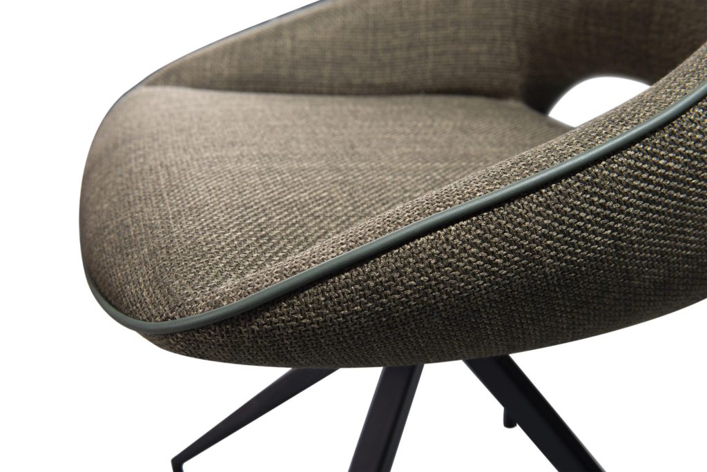 Groene draaibare eetkamerstoel met moderne vormgeving demonstreert comfort en stijl