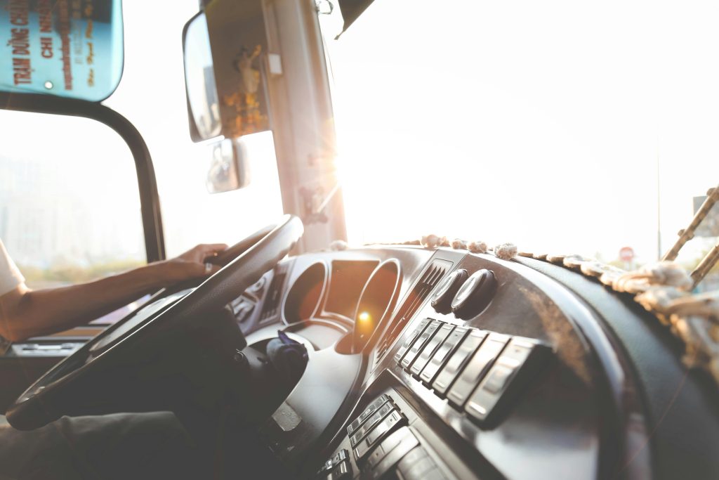 Lock Transport B.V., transportbedrijf uit Hardinxveld-Giessendam, met autolaadkraan voor veilige transport van zware goederen