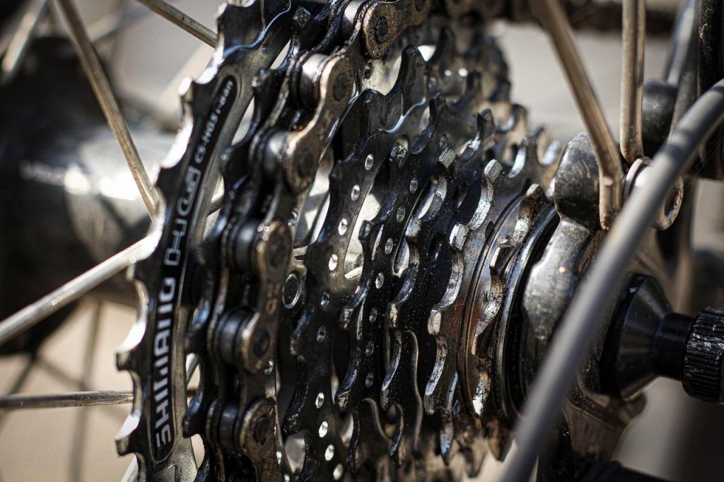 Professionele fietsenmaker in Kerkrade werkt aan fietsonderhoud en reparatie voor optimale rijervaring