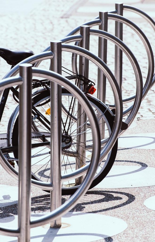 Moderne fietsenstalling in Oldenzaal met veiligheidsmaatregelen en oplaadpunten voor elektrische fietsen