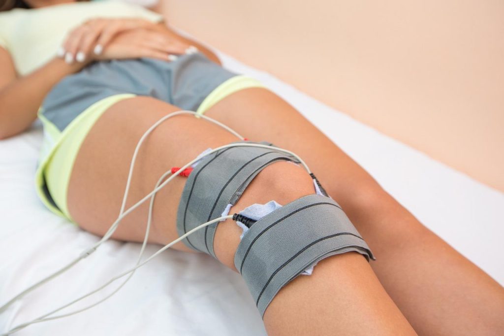 Fysiotherapeut behandelt patiënt met voordelen van fysiotherapie in Goes behandelpraktijk
