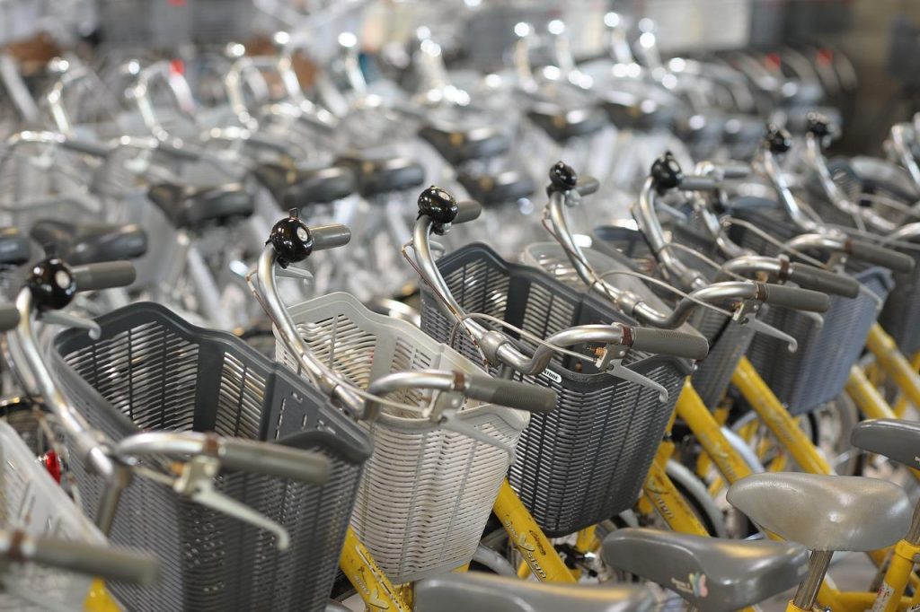 Fiets kopen in Maassluis: Man op stadsfiets op veilig fietspad in de fietsvriendelijke stad